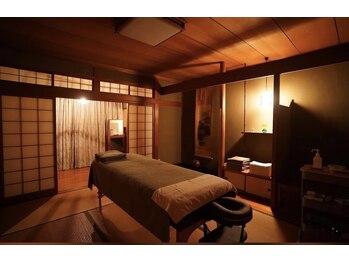 障子と木の天井に囲まれたyadoriの個室施術室